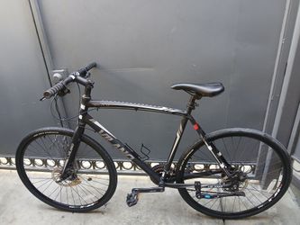 Vilano hybrid bike
