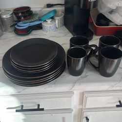 Used thyme & table glass plates and coffee cups