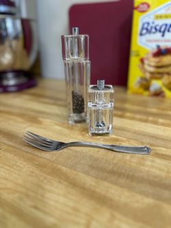 Salt and pepper grinder