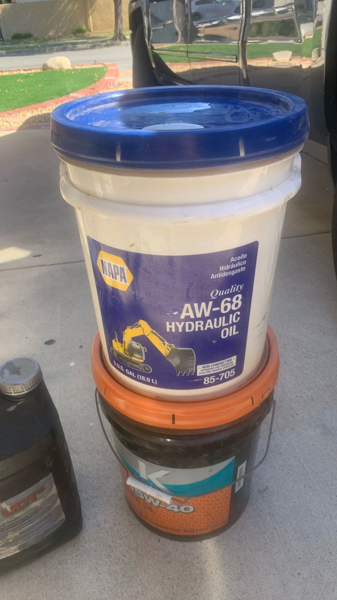 new unopened Napa hydraulic Oil