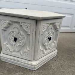 23 3/8” end to end x 17.5” tall Vintage Style End/Coffee Table