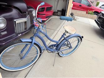 Huffy Cranbrook cruiser bike in matte blue
