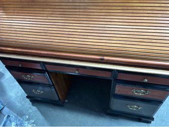 Wood desk with closing top