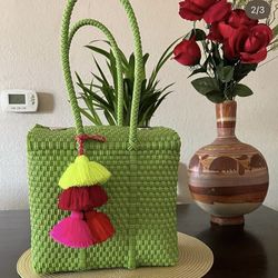 Loncherita con pompon incluido