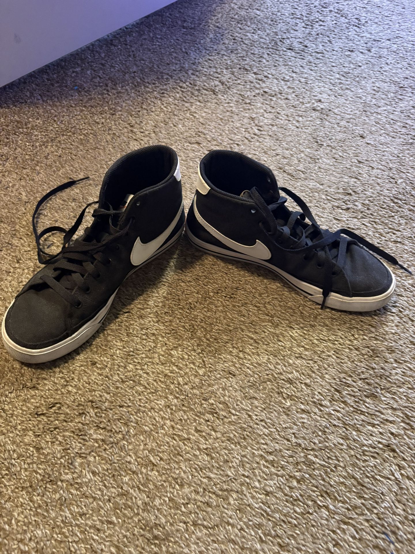 Nike Black & White Mid Sneakers - Size 9