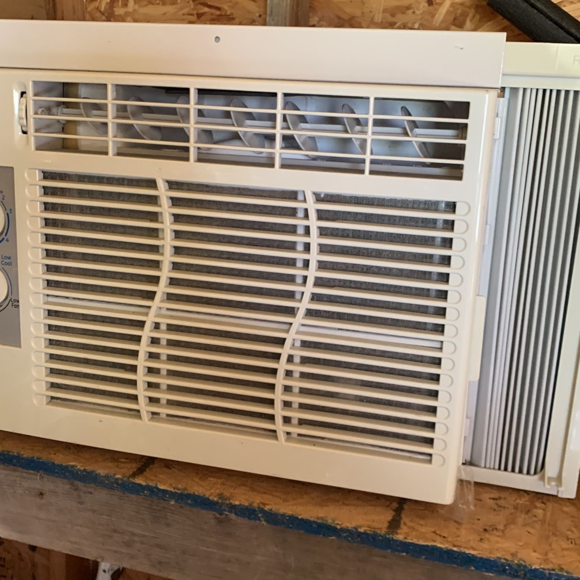 Window Unit Almost New Fridzdire 200$