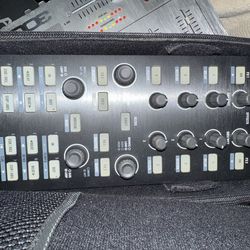 TRAKTOR KONTROL X1 DJ Controller