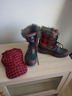 TAMARACK Boots and matching hat