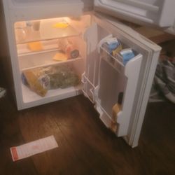 Igloo Mini Fridge 5 Months Old