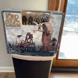 NIB Lord of the Rings armies of the middle earth Pelennor Fields  deluxe set 4 figurines 2 Mordor Orcs 2 Gondorian 1 siege Troll + tower & catapult