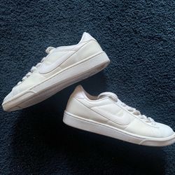 Women’s Nike Sneakers Sz 8