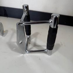 V-shape close grip tricep pull down