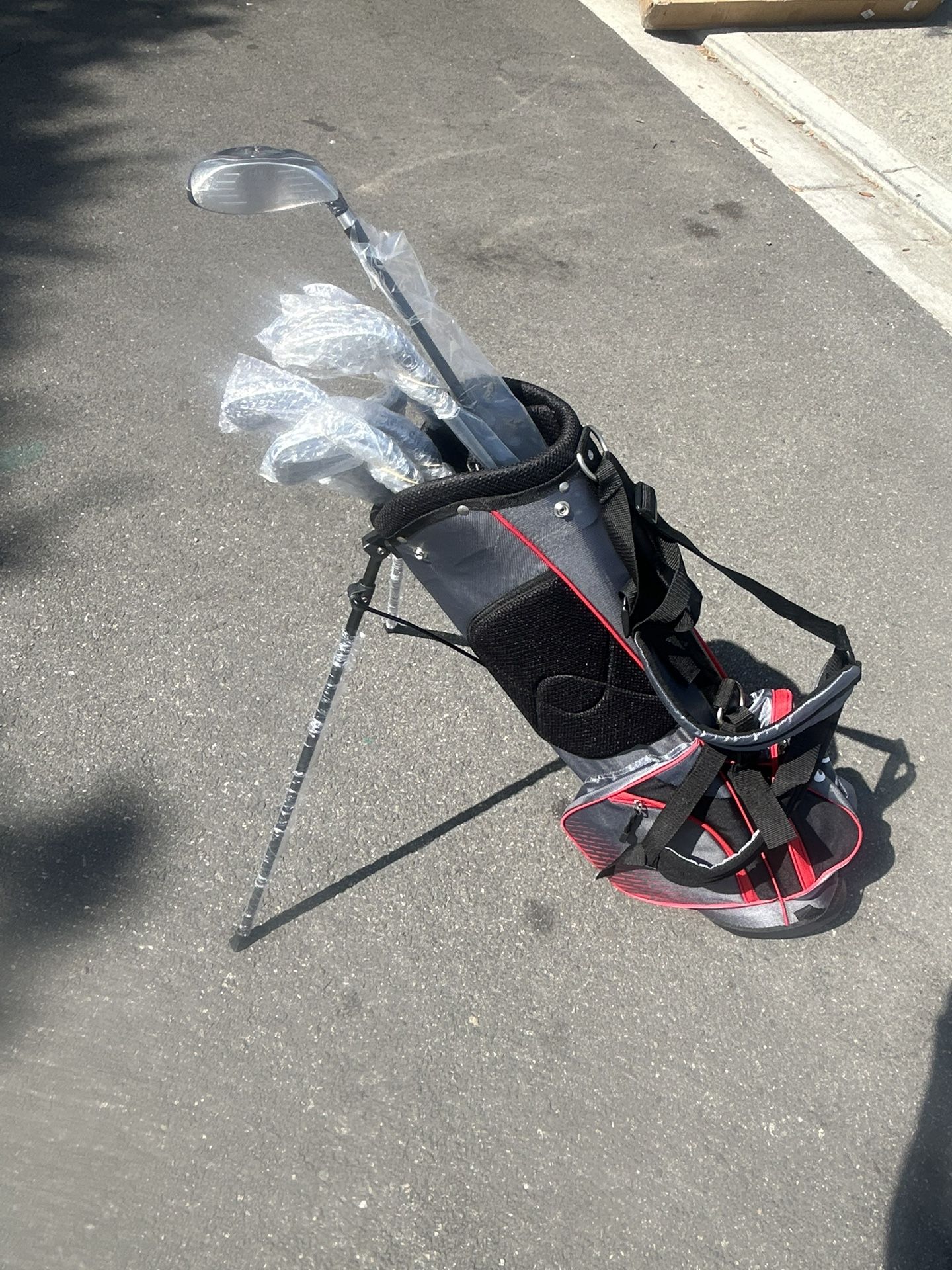 Brand New Woman Golf Set And Carrier For $120 