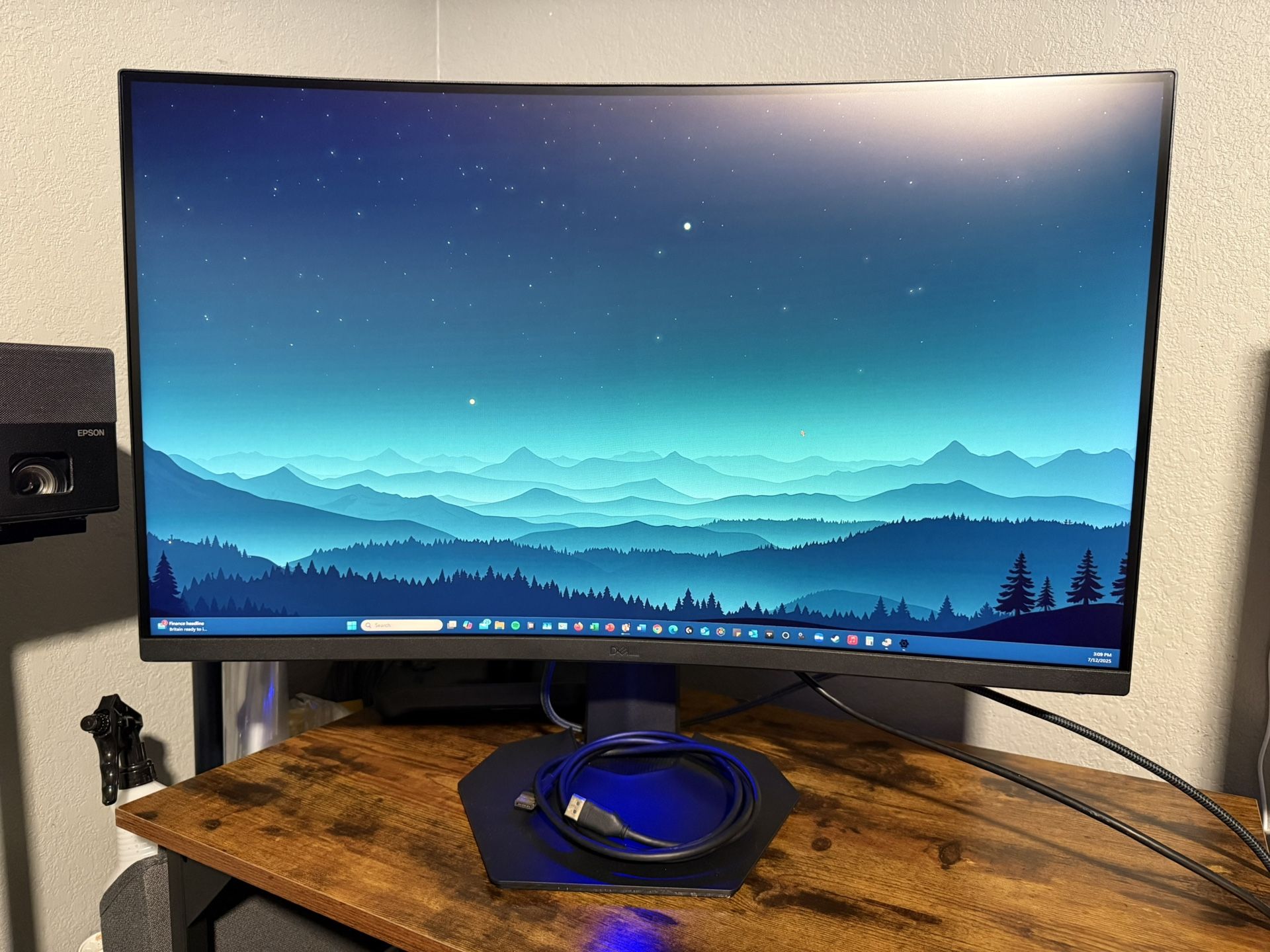 Dell 2k 32inch Curved Gaming Monitor With Monitor Arm