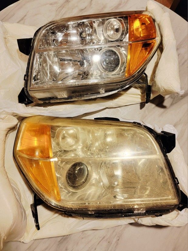 06-08 Honda Pilot Headlamps w/Bulbs