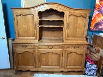 Beautiful Solid Oak Hutch