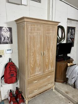 Stunning 3-Piece Vintage Lane Solid Oak Bedroom Set with Heavy Wrought Iron Feet