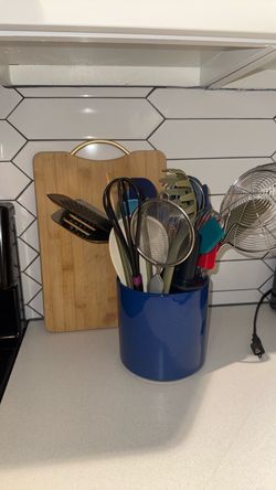 Cutting board + different types of cooking  spoons