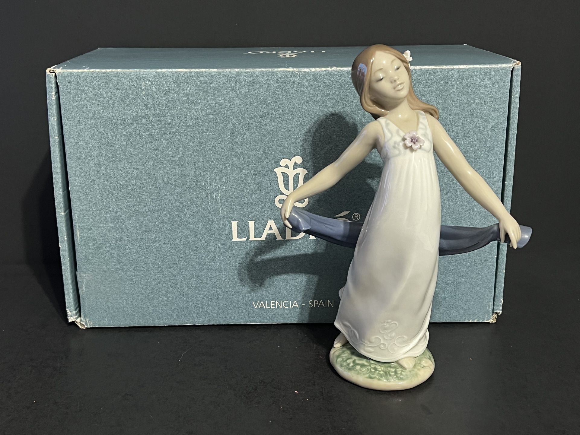 Lladro 8363 “Gentle Breeze” With Box. Flower Is Chipped 