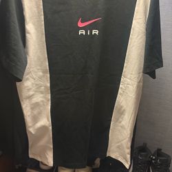 Nike Authentic T-Shirt, Men’s Size Medium Smoke Free Home Everything That Has Tags Has Not Been Worn. It Is In Outstanding Condition.