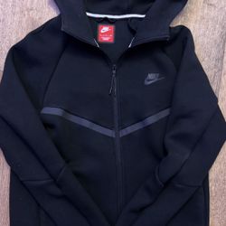 black 2024 version nike tech fleece