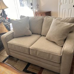 La-Z-Boy® Meyer Ivory Loveseat
