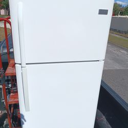 Frigidaire Top Freezer Refrigerator 