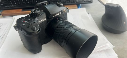 Panasonic Lumix GH5 Mirrorless Camera with Lens