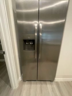 Fridge with icemaker
