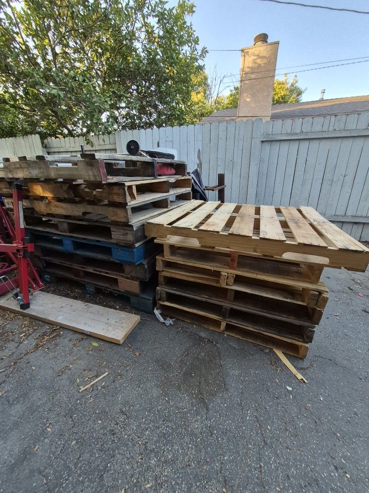 Wooden Pallets FREE FREE (14 Pieces.)