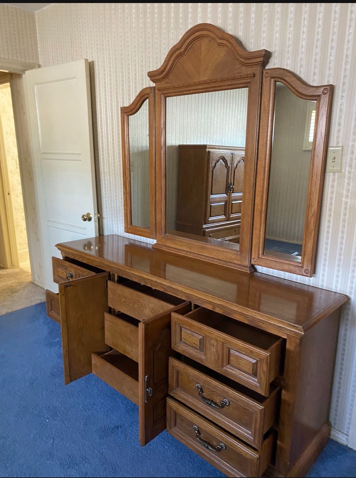 Dresser With Mirror