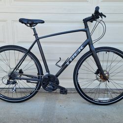 TREK FX2 City bike. 700×40C tires. Hydraulic disc brakes. 22.5 ALUMINUM frame. 27 speed. Bike good for tall people. Excellent condition.