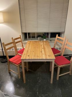 Beautiful IKEA Table with 4 chairs in great condition!