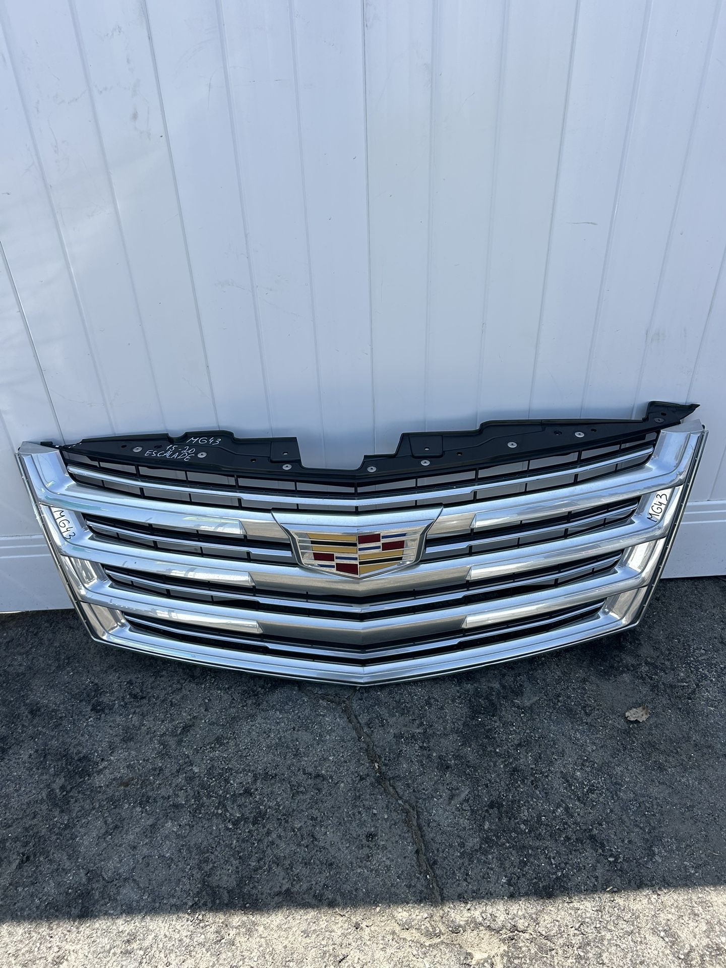 2015 2016 2017 2018 2019 2020 Cadillac Escalade Front Upper Grille OEM