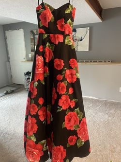Black & Red Gown Size 1/2