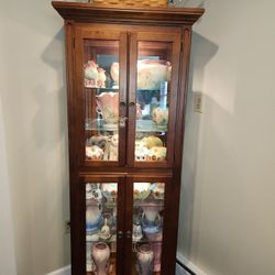 Very Nice  Lighted Cario Cabinet 