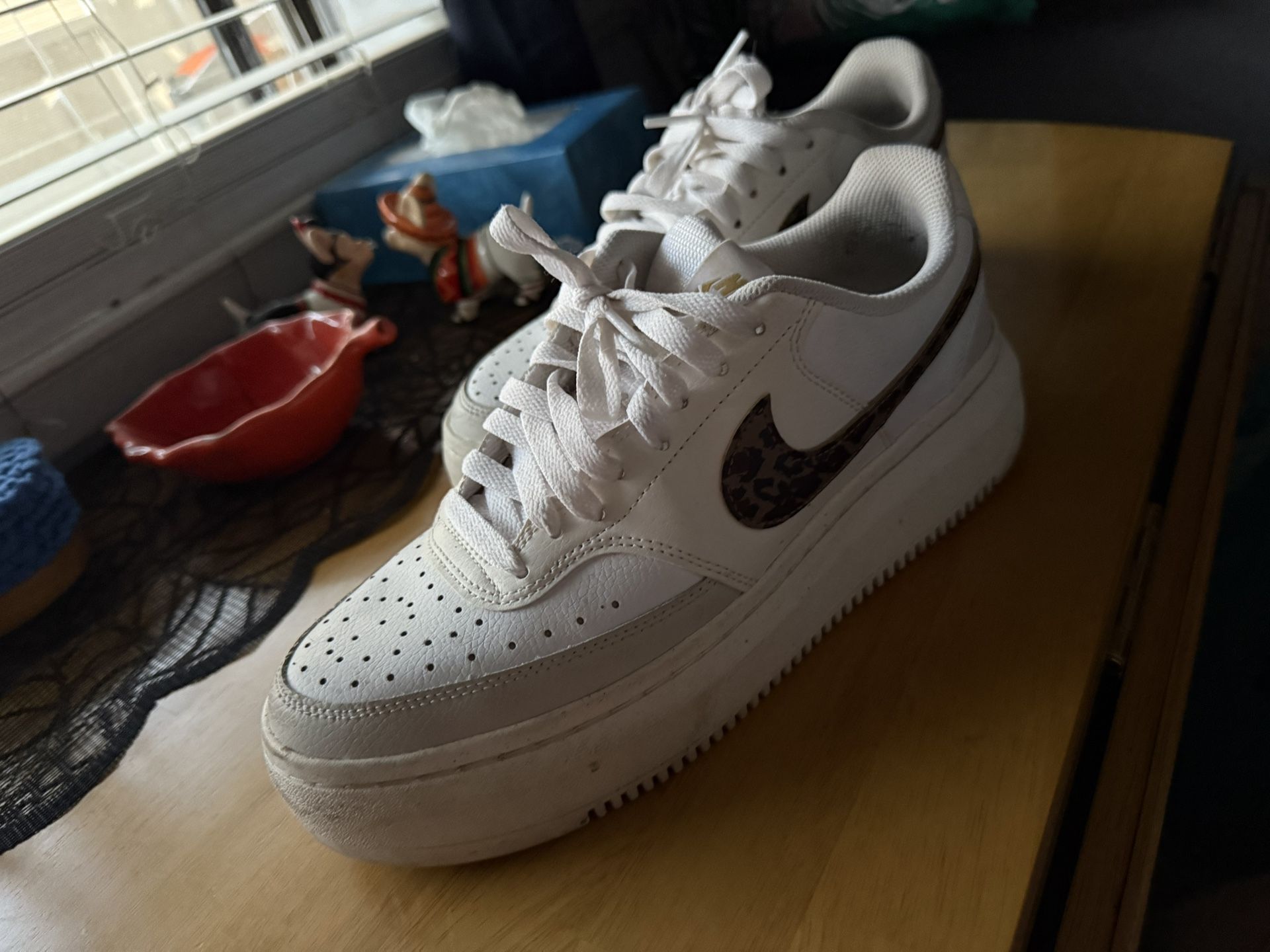 Women’s 7 1/2 Nike Shoes