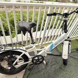 LECTRIC EBIKE RIDES LIKE NEW