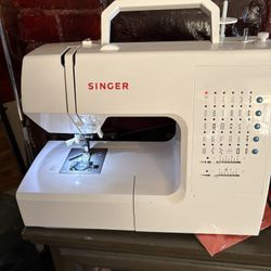 Singer Sewing Machine With Carrier Box 