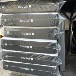 Nectar Mattress.     Nectar Premier Queen Size  - 13" Memory Foam Mattress 