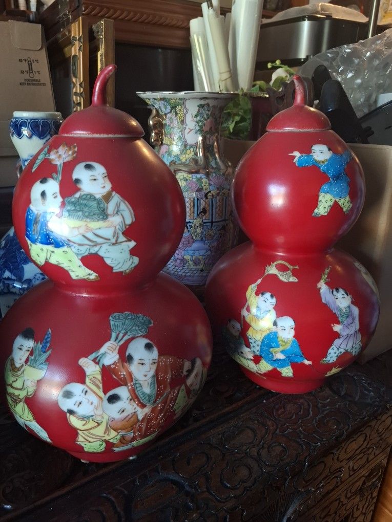 Chinese Art Vase Pair