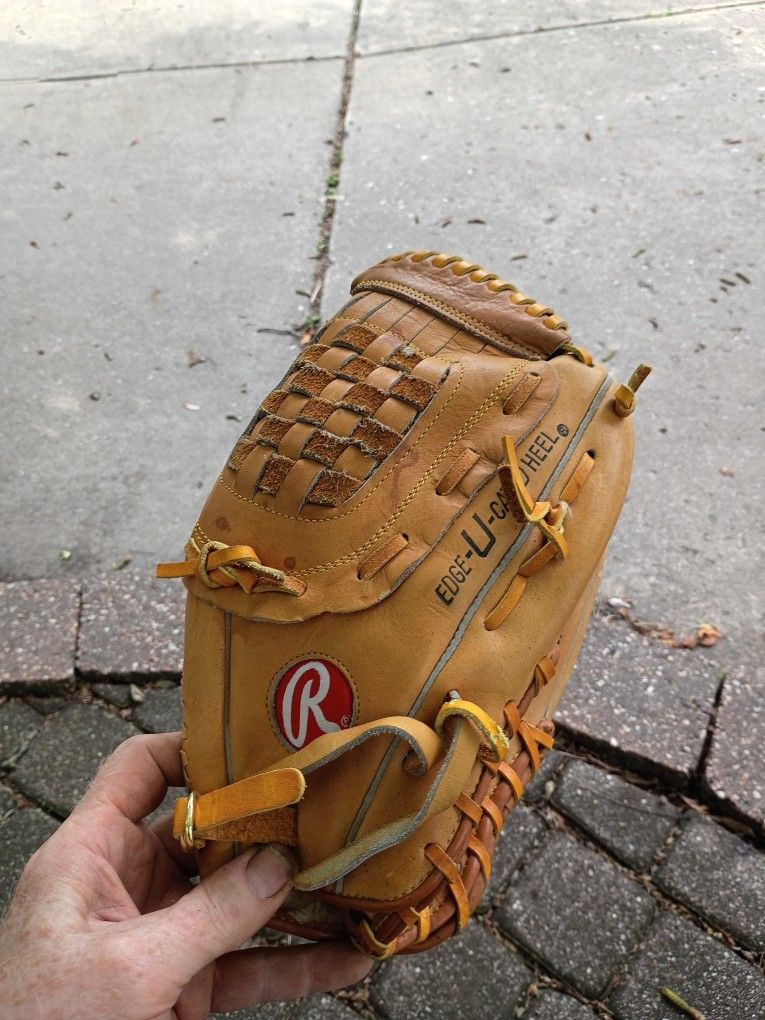 Rawlings Baseball Glove