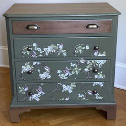 Solid Wood Decorated Small Dresser Cabinet 