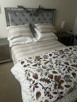 Gorgeous Queen Bed Set For Sale!
