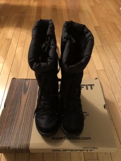 WOMAN BOOT NEW IN BOX SIZE 7