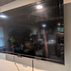 Used 50 Inch Emerson LED tv With Wall Mount 