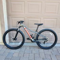 TREK MARLIN 4 MOUNTAIN BIKE 27.5 INCH LIKE NEW ( CHECK MY OTHER BIKES)
