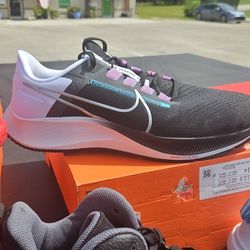 Brand new NIKE zise 12 1/2 