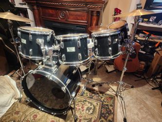 Complete 7 pc. Drum Set W Zildjian ride cymbal