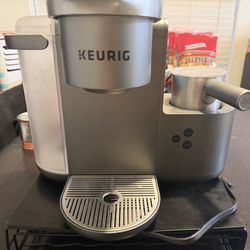 keurig coffee maker with frother and pod drawer